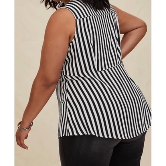 Torrid Black and White Sleeveless Tie Front Blouse size 5 - Picture 3 of 8